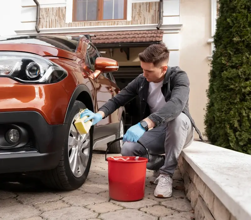 Lavage auto à domicile Saint-Geoire-en-Valdaine : professionnel intervenant sur un véhicule